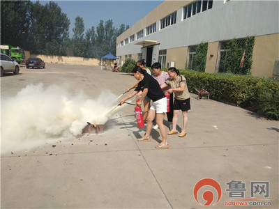 德州市經(jīng)開區(qū)宋官屯街道開展&ldquo;防火災(zāi)保平安&rdquo;消防演練活動進十二里莊工業(yè)園